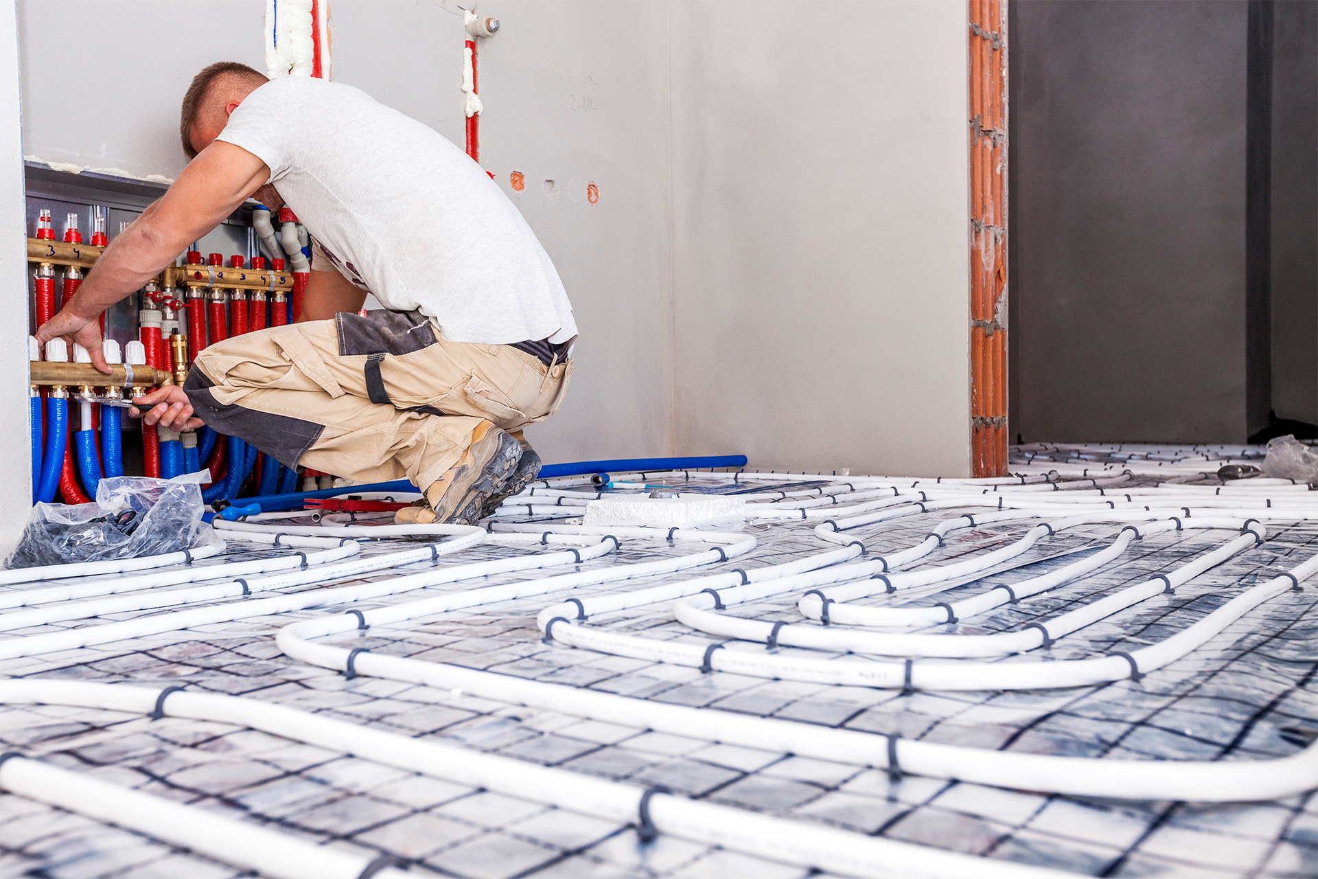a room being prepared by a pipefitter for the best flooring for underfloor heating